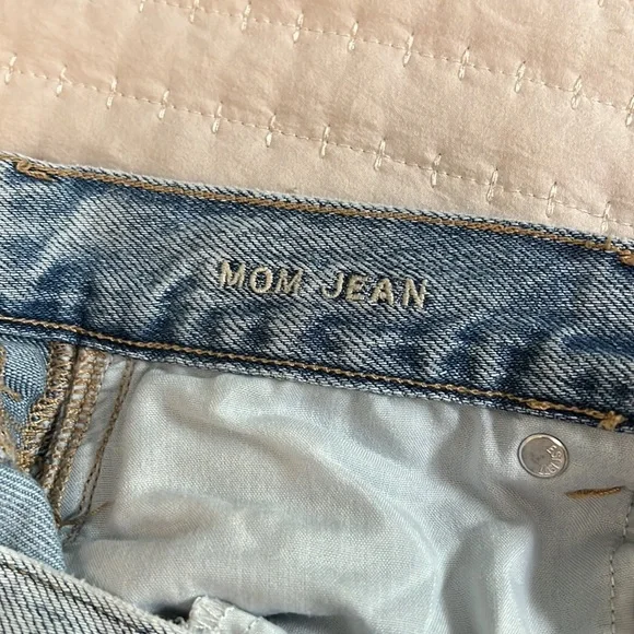 AMERICAN EAGLE OUTFITTERS High Rise Light Wash Mom Jean - Picture 3 of 4